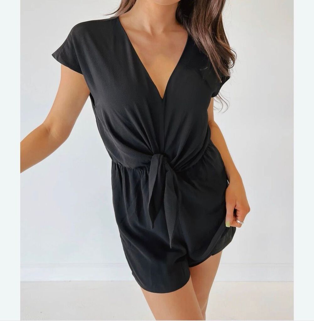 Fab’rik Laney Tie Front Romper Black Size L NWT Short Sleeve Keyhole